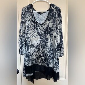 Cable & Gauge Black and White Abstract V-Neck Tunic Women